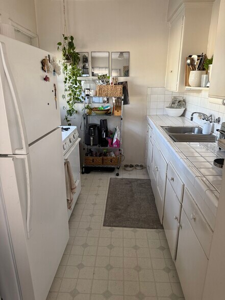 Kitchen - 346 N Curson Ave