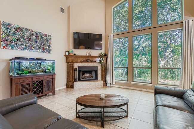 Building Photo - Large 4 bedroom home on 1 acre with lawn c...