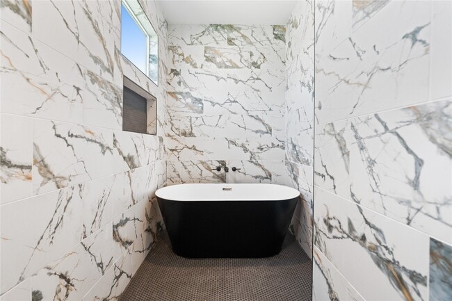 Building Photo - 1122 Hogan St