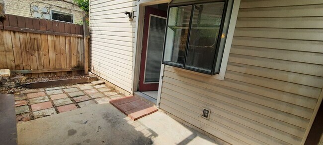 Building Photo - 823 Taulbee Ln
