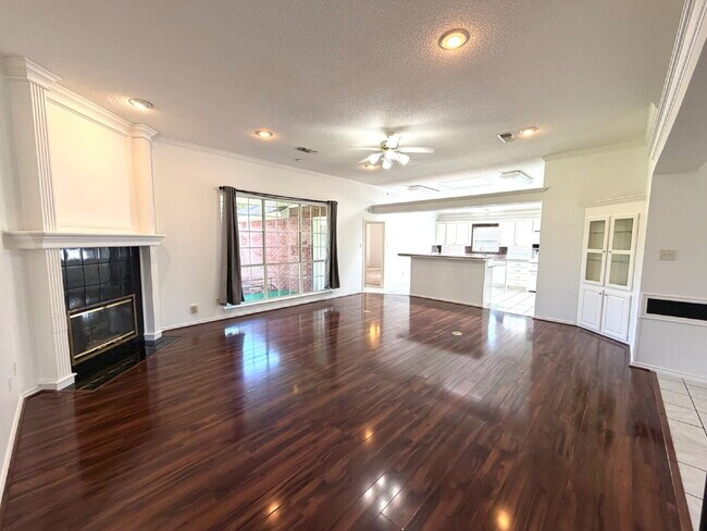 Building Photo - Beautiful 3 Bed, 2 Bath Home in an Established, Centrally Located Neighborhood