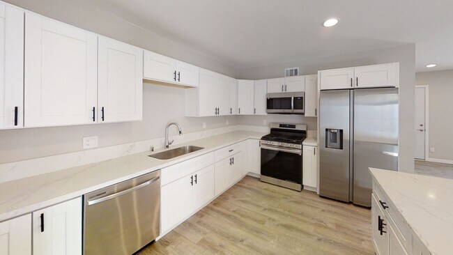 Building Photo - Newly Renovated! 4BD/2BA