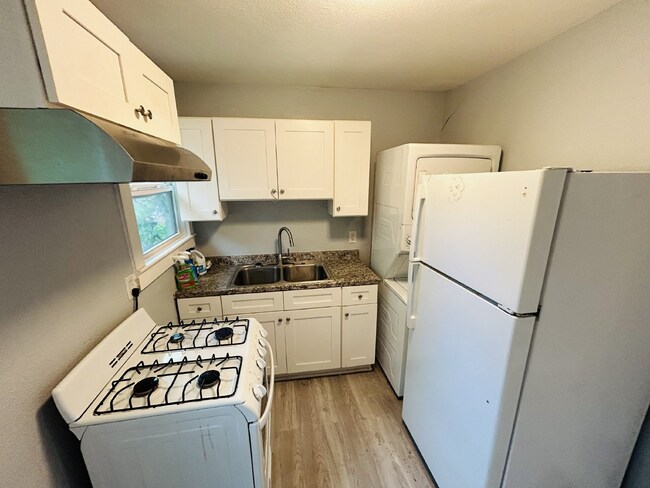 Building Photo - Well located One bed/One bath with in Unit Laundry