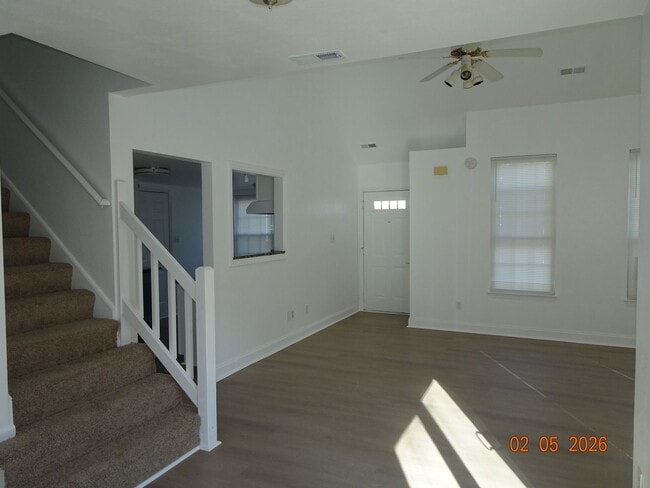 Building Photo - 3 Bedrooms, 2 Full Bathrooms Duplex