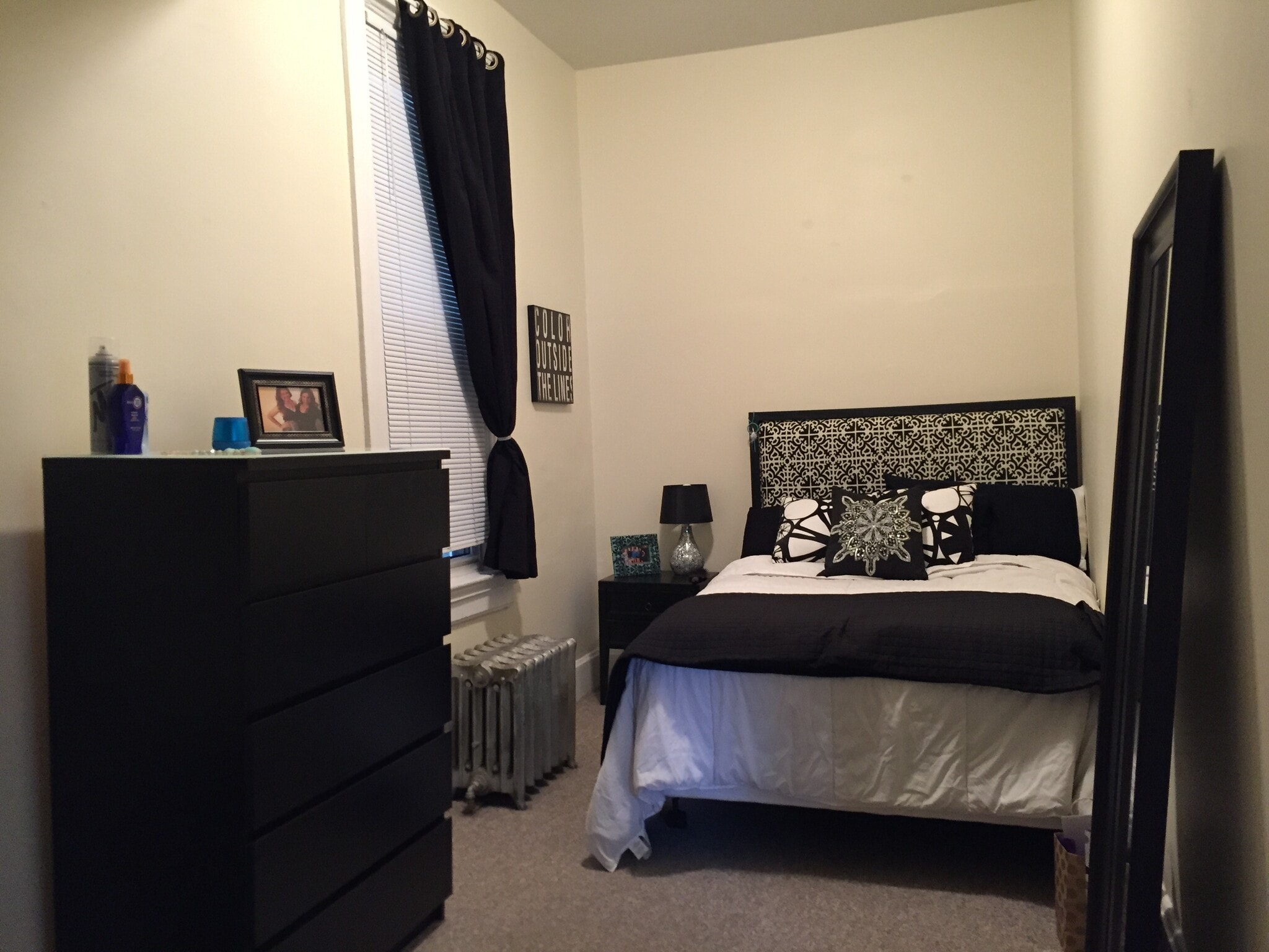 First bedroom shown with queen-size bed, also includes walk-in closet. - 2527 N Marshfield Ave