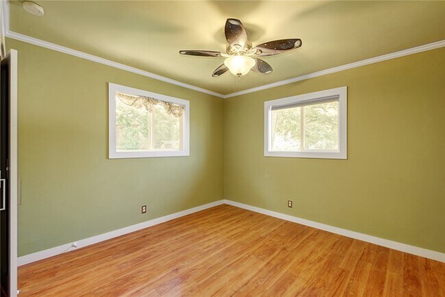 Building Photo - 900 Aurora Cir