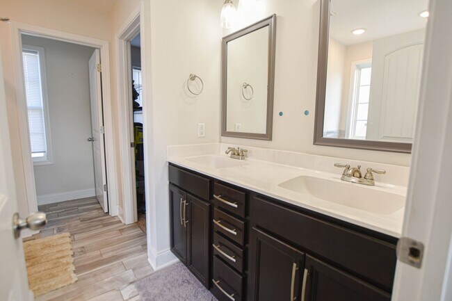 Building Photo - Pet Friendly Four Bedroom with Basement!