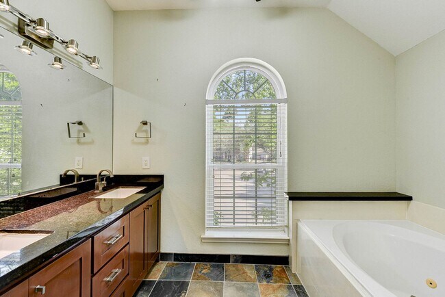 Building Photo - Stunning 4-Bedroom, 2.5-Bathroom Home with...
