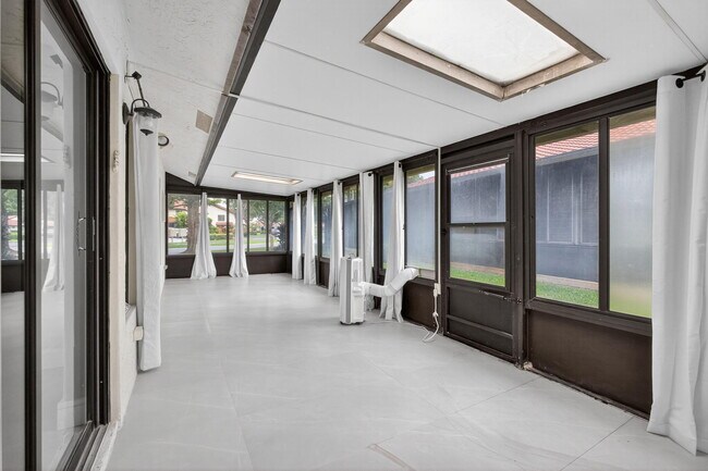 Building Photo - 10924 Roebelini Palm Ct