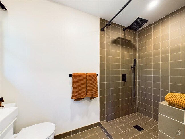 Building Photo - 6007 Leisure Run Rd