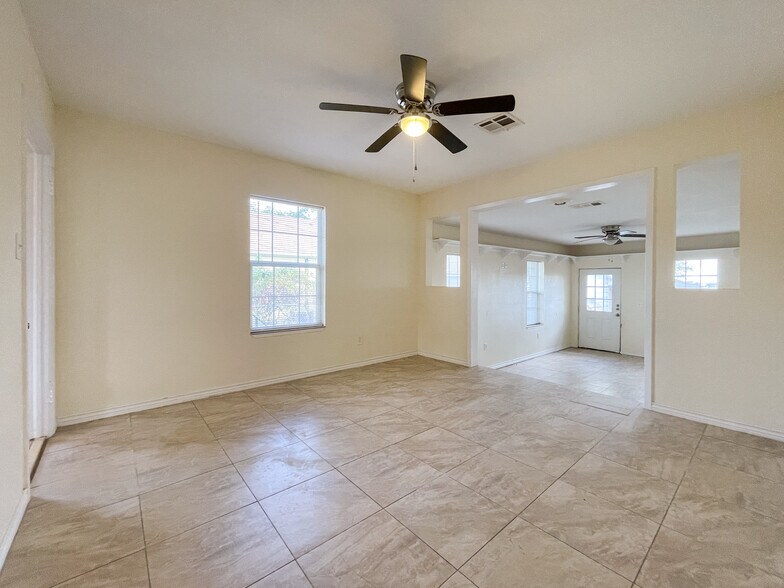 Building Photo - 1306 W 11th St