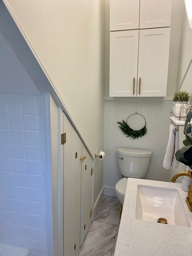 Building Photo - 2033 Coliseum St