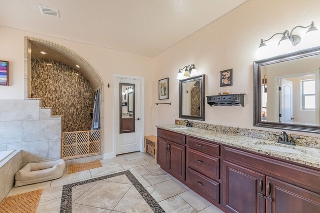 Building Photo - 4 Bedroom 2 bath Beautiful Home