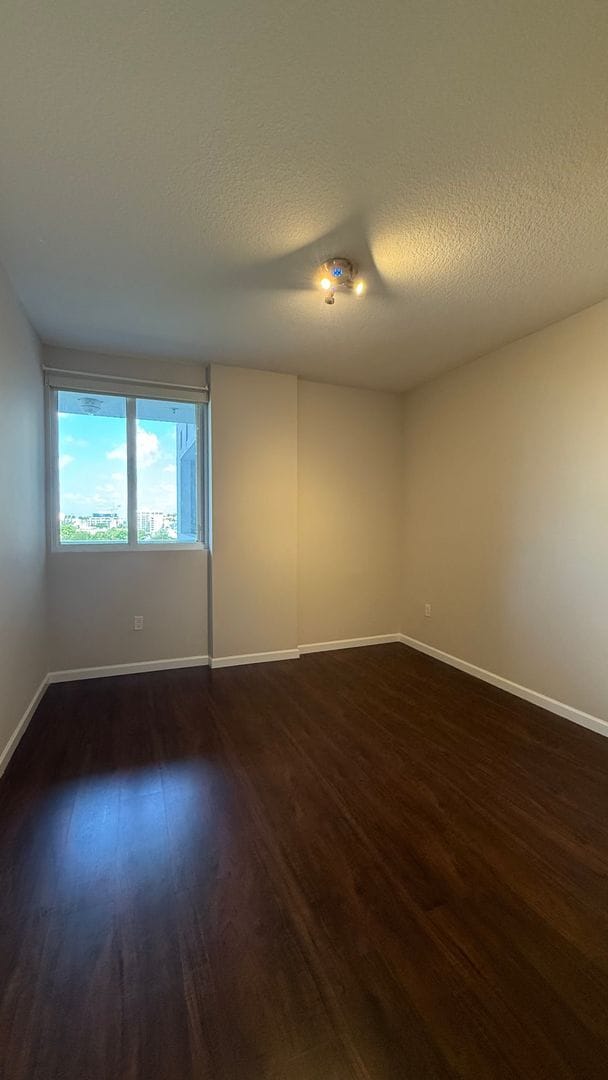 Building Photo - Spacious 3BR/3BA with bay views in the heart of Edgewater!