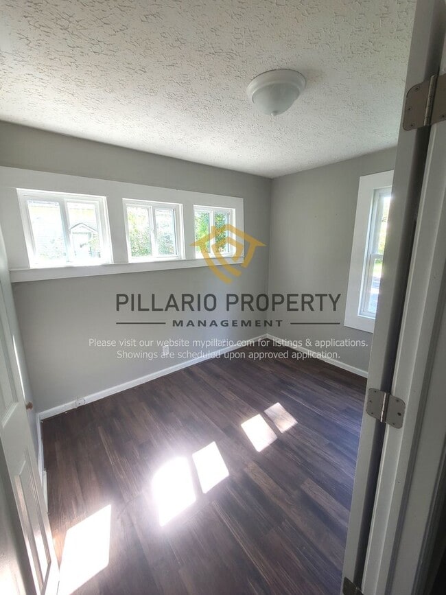 Building Photo - Updated 2 Bedroom 1 Bathroom near Forest M...