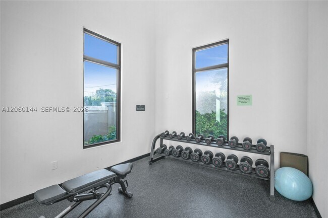 Building Photo - 3472 Emerson Dr