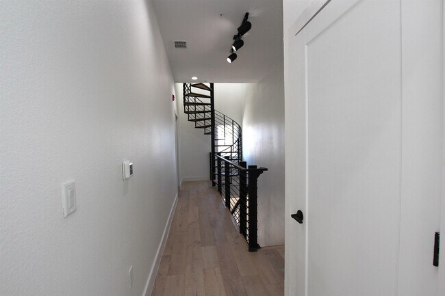 Building Photo - 203 Paschal St