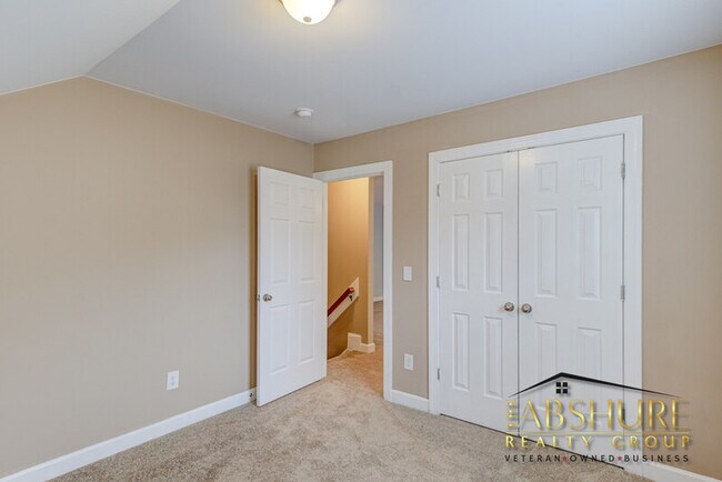 Building Photo - 325 Timber Meadow Lake