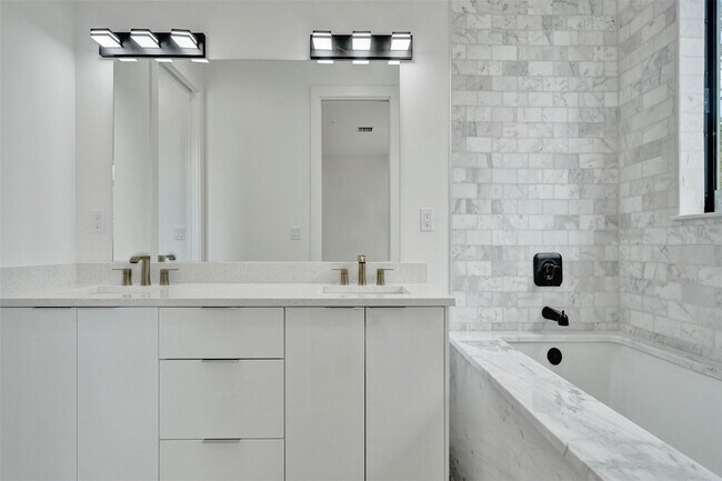 Building Photo - 606 SW 7th Ave