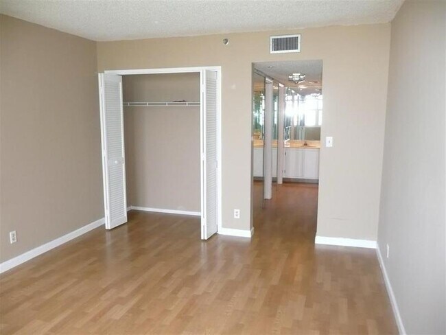 Building Photo - 4015 W Palm Aire Dr