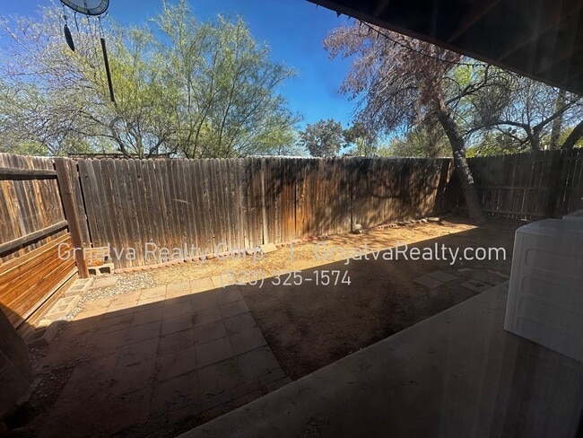 Building Photo - 2020 N Madelyn Ave