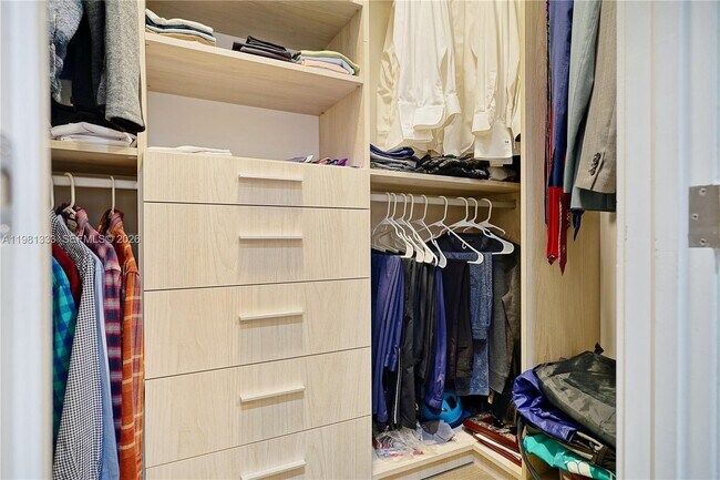 Building Photo - 3747 Prairie Ave