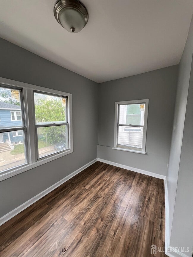 Building Photo - 498 Norwood St