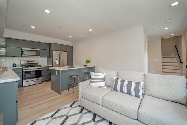 Building Photo - 2115 Holly Dr