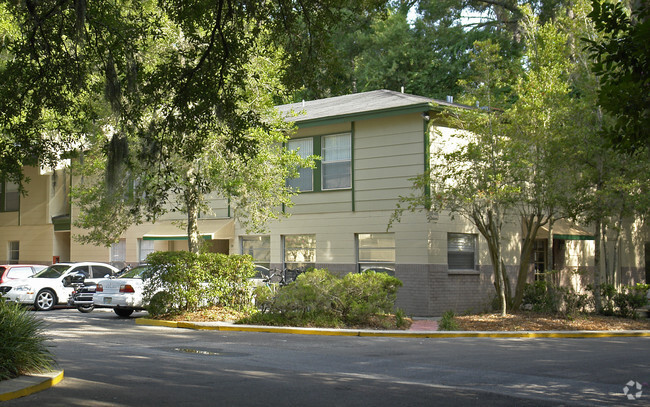 Primary Photo - Centerpoint Apartments