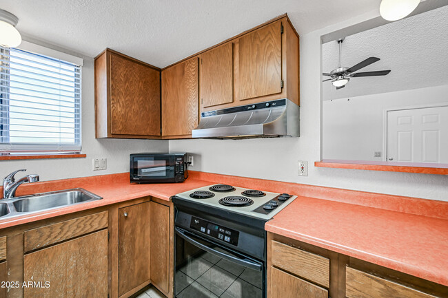 Building Photo - 5580 S Kings Ranch Rd