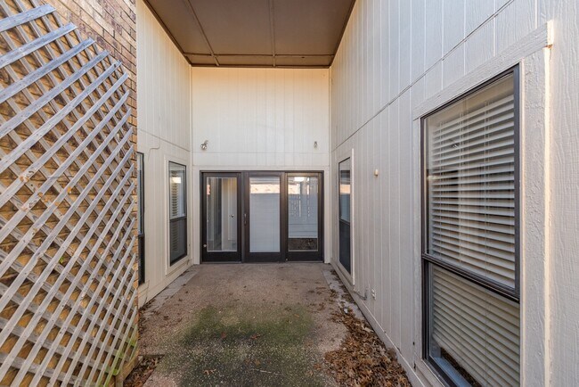 Building Photo - 2 Bedroom, 2 Bath in Overton South
