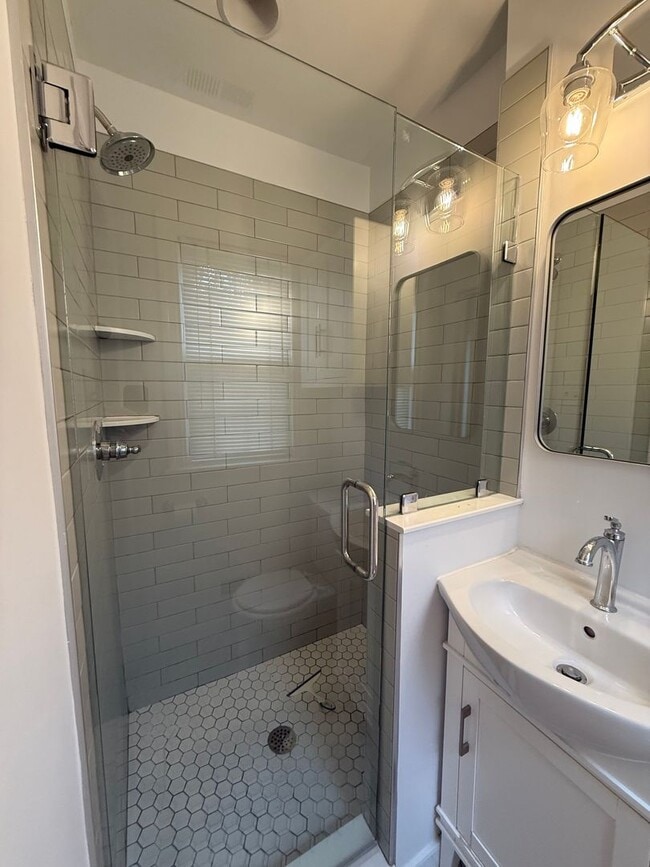 Building Photo - Three Bedroom Two Bath Home in Ridgeview/Parham & Ridge Area. Available in December!