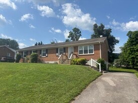 Building Photo - 720 Pyrtle Dr