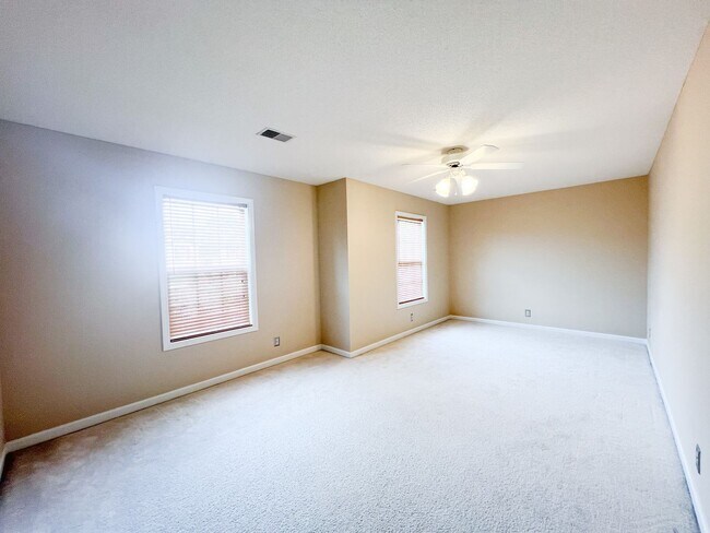 Building Photo - 3 Bedroom 2 1/2 Bathroom Home with fenced ...