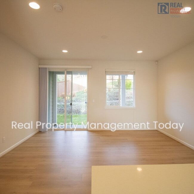 Building Photo - Beautiful 2 bed & 2.5 bath condo in Kent!!