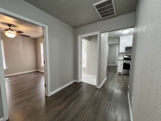 Building Photo - Beautifully Renovated 3 Bed, 1 Bath House