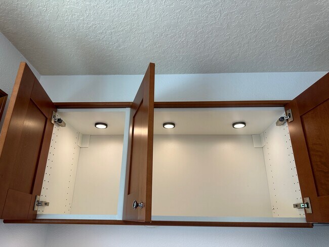 Building Photo - 7460 SW Elmwood St