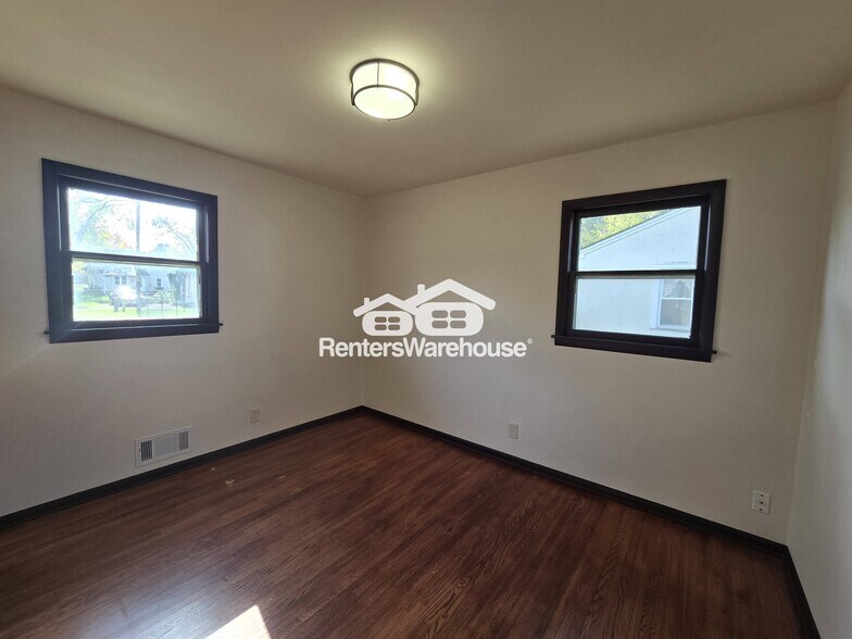 Building Photo - 810 3rd Ave E