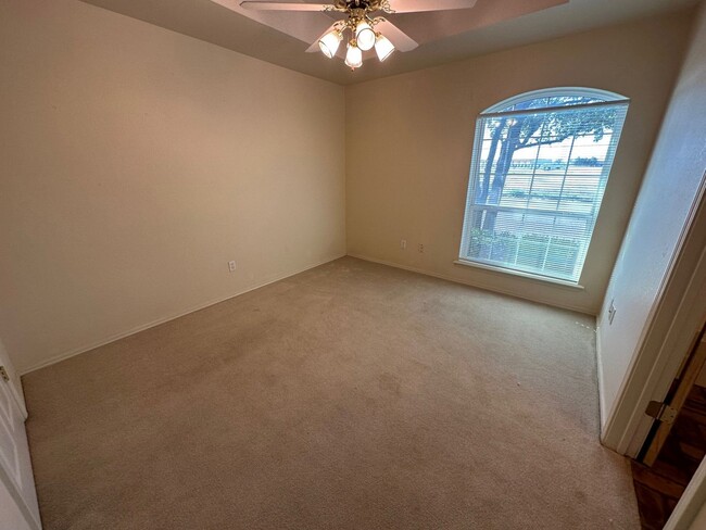 Building Photo - Spacious 2/2/2 townhome