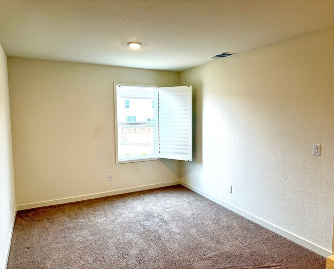 Building Photo - Beautiful Newer 3 Bedroom Townhome in the North Valleys!