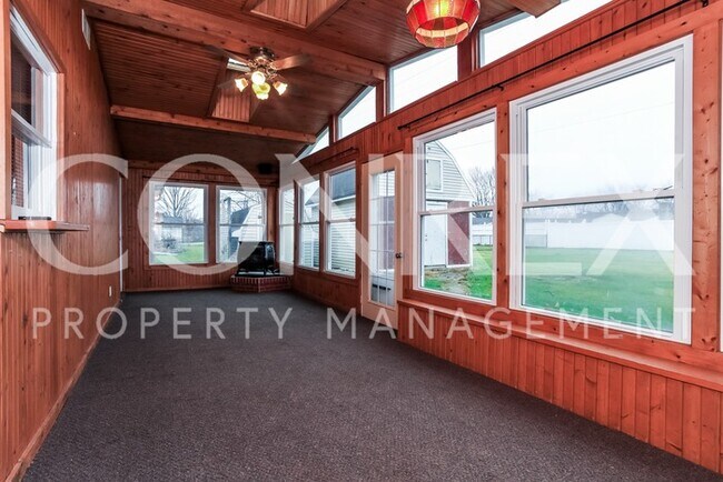 Building Photo - Spacious and Newly Renovated