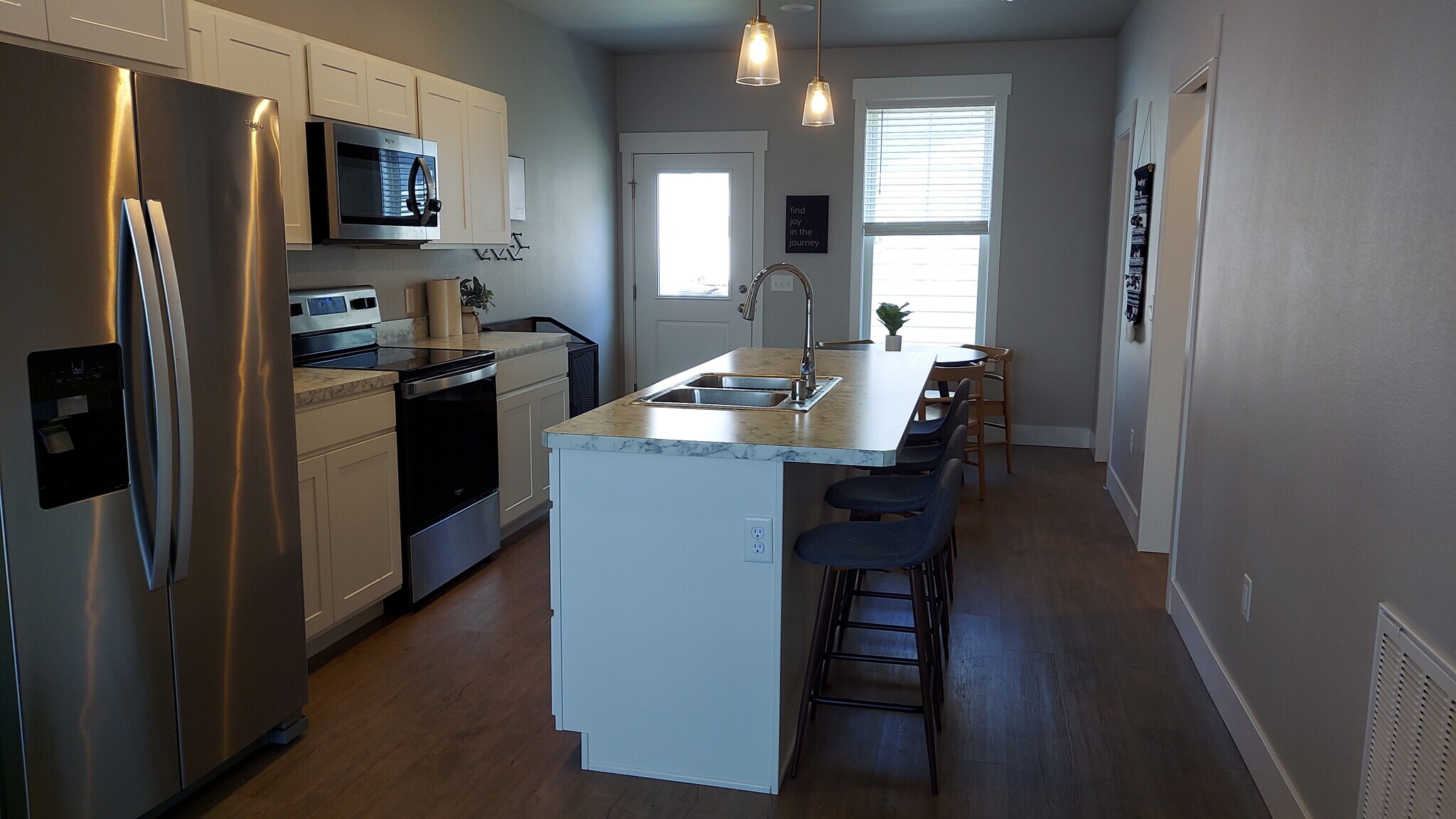 Building Photo - 6145 Farmstead Ave