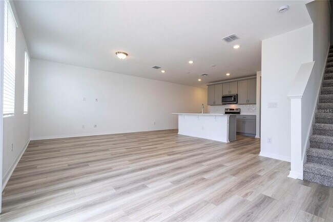 Building Photo - Elegant & Comfortable Home with Granite Ki...