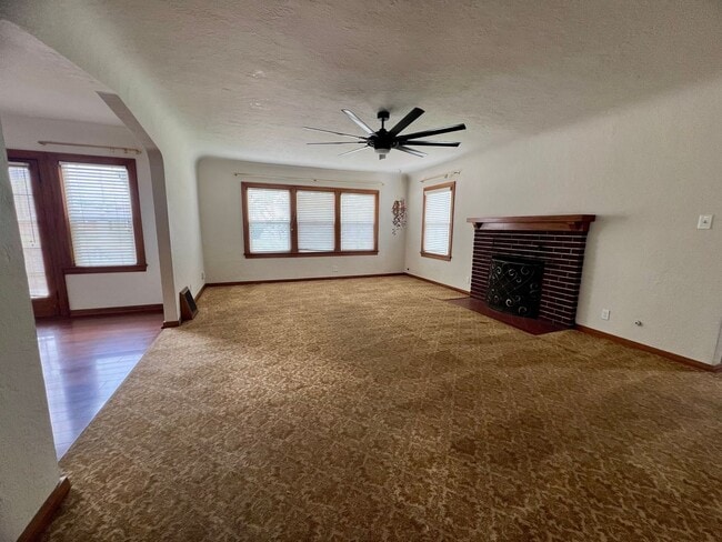 Building Photo - *** JUST REDUCED & MOVE- IN SPECIAL *** 3 Bedroom, 2 Bathroom charming Craftsman Style Home nestl...
