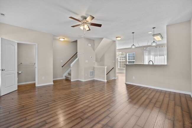 Building Photo - Beautiful Townhome for Rent in Virginia Beach With Free Internet!