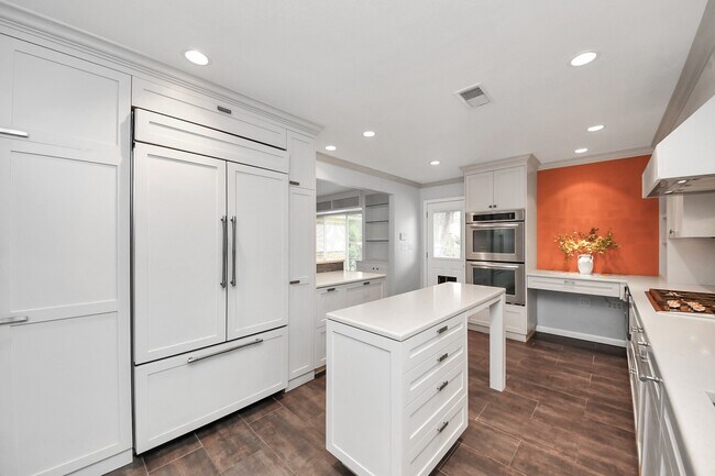 Building Photo - 6403 Waltway Dr
