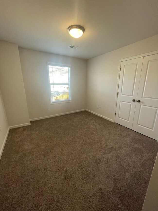 Building Photo - Lovely 3 bedroom 3 bath Lovely  Townhome i...