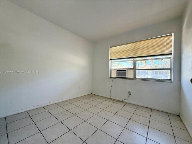 Building Photo - 1700 SW 44th Terrace