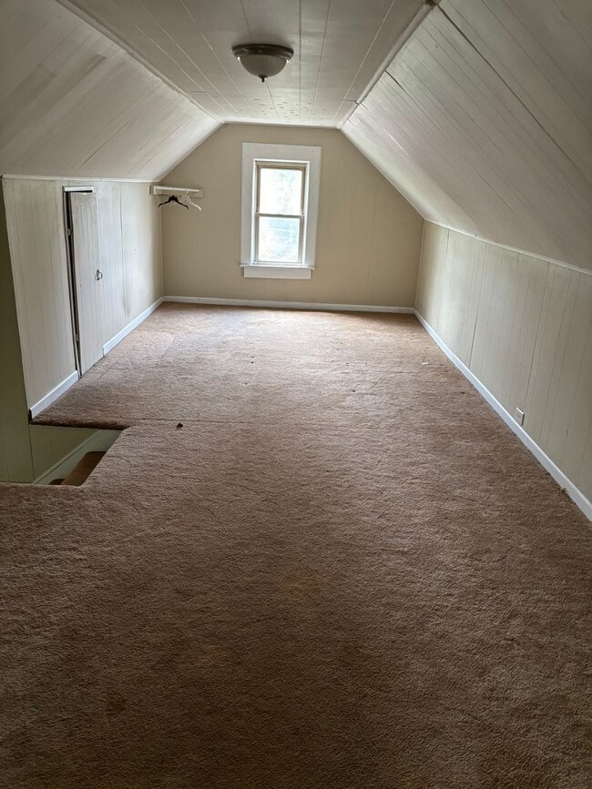 Building Photo - Section 8 Accepted! Spacious Newly Renovat...