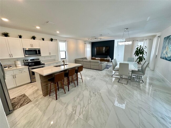 Building Photo - 3449 W 110th St